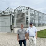 Olaf Look und Markus Stanggassinger vor der TrocknungsanlageBorkumer SPD informiert sich auf Langeoog